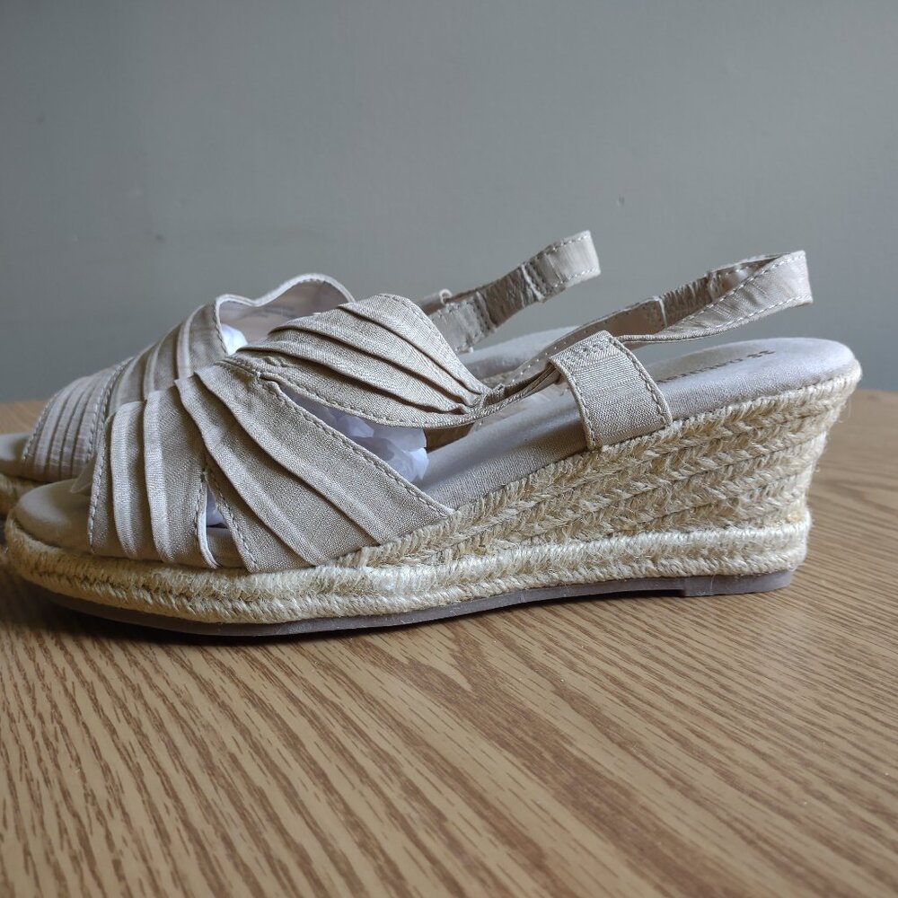 Naturalizer 'Banna' - espadrille low wedge peep toe sandals - EUC - size 8.5